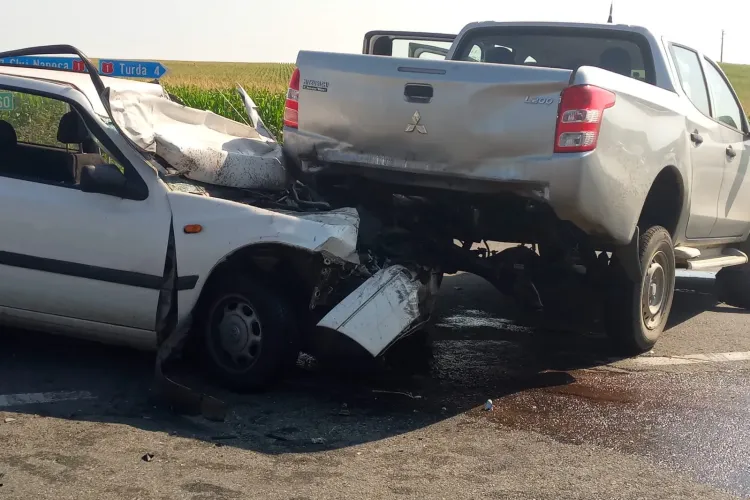 CLUJ: Neatenția în trafic poate costa! Un șofer de 73 de ani a ajuns la spital în urma unui accident FOTO