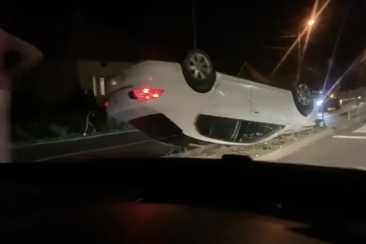 Accident intre două mașini la Tureni. Un autoturism s-a răsturnat FOTO 