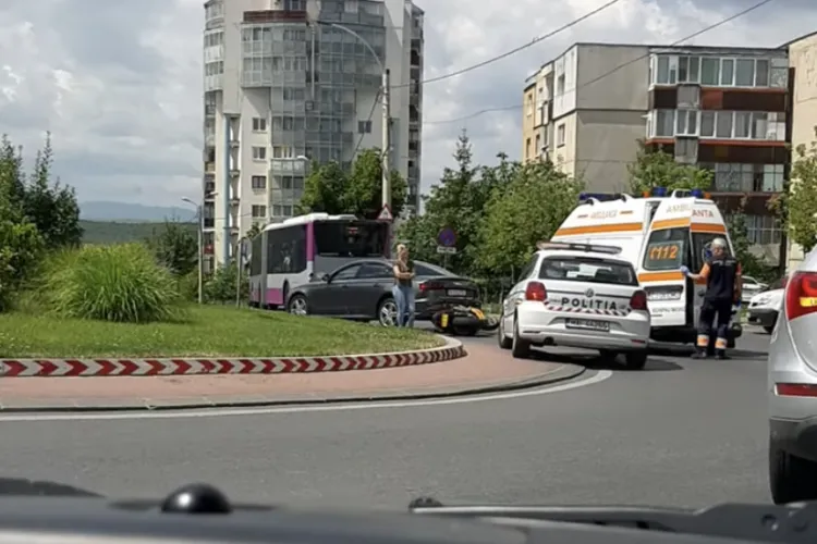 Accident în sensul giratoriu, în Zorilor. Un motociclist a fost rănit FOTO 