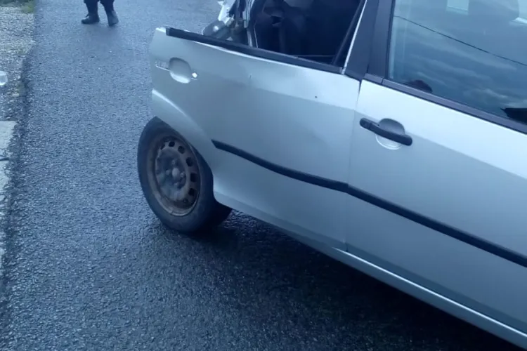 Accident la Iclod. Autoturism șifonat serios de un autocar - FOTO