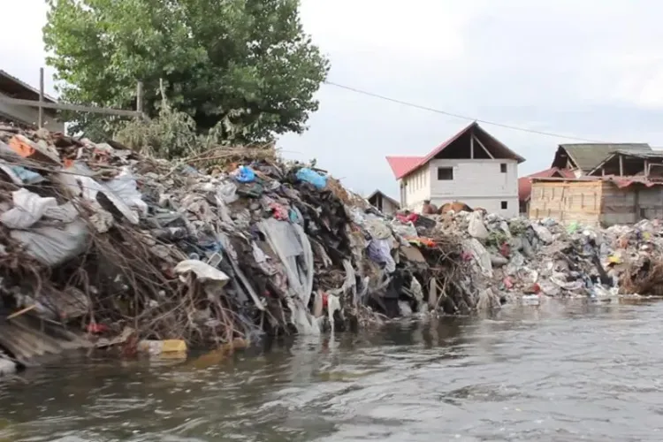 Primăria Florești, amendată cu 75.000 lei pentru depozitele de deșeuri de pe Someșul Mic