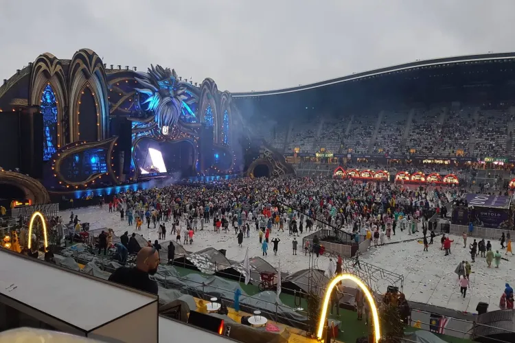 ”Regele” Armin pe scenă la Untold la 6.00 dimineața! Mulțimea i-a cerut să continue - FOTO