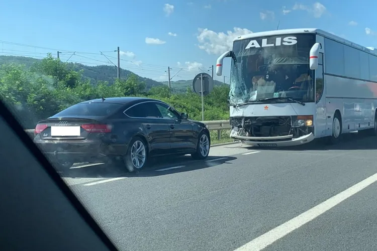 Accident între un autocar și un autoturism la Livada FOTO