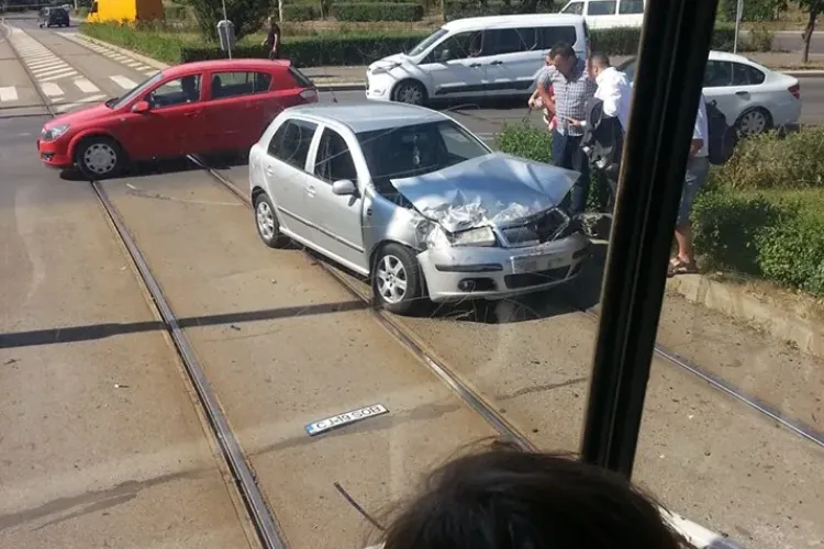 Autoturism lovit de tramvai la Podul Calvaria - FOTO