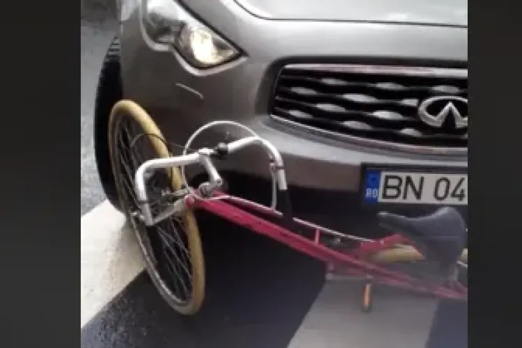 VIDEO: S-a urcat cu ”tancul” peste o bicicletă în centrul Clujului