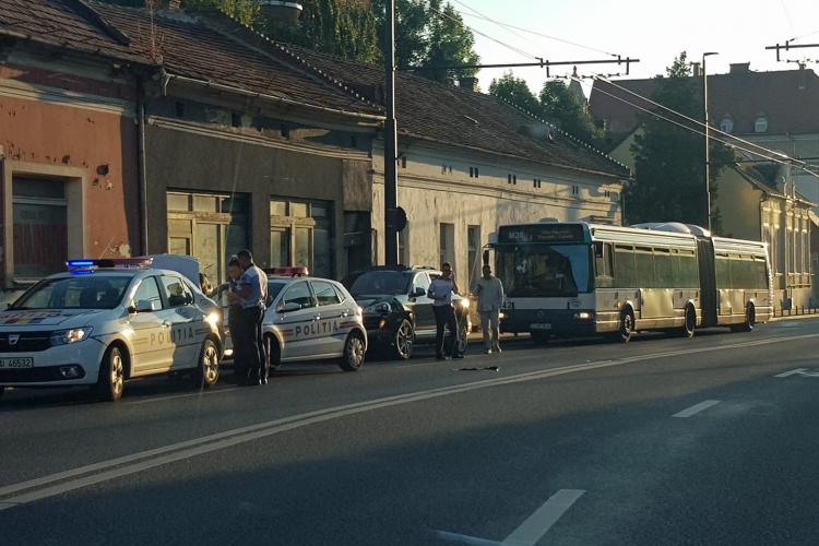 Porsche abandonat în urma unui accident pe Moților. Șoferul nu a fost depistat încă FOTO 