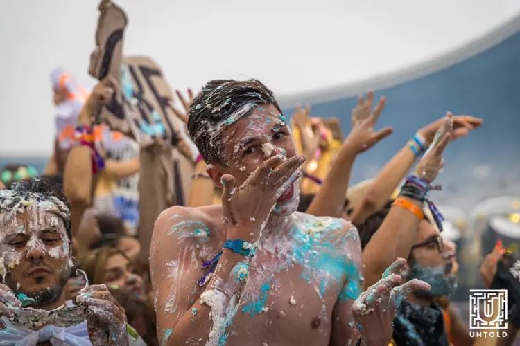 Untold 2019: 90.000 de oameni în prima zi. S-a aruncat cu torturi și artiștii ne-au lăudat - VIDEO