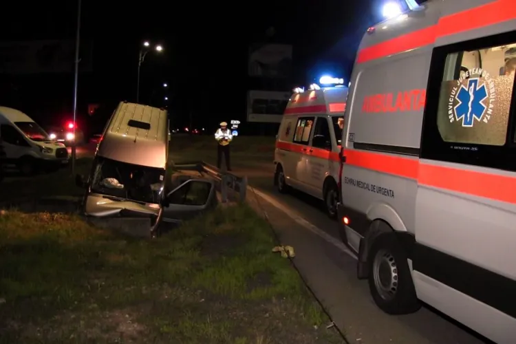 Accident în toiul nopții, pe un drum din Cluj! Un microbuz din Republica Moldova a intrat într-un cap de pod