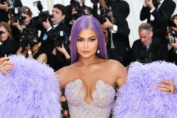 Suma INCREDIBILĂ pe care o primește Kylie Jenner pentru o postare pe Instagram. Rămâne cea mai bine plătită vedetă din lume