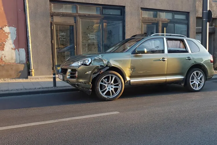 Un Porsche a lovit un autobuz pe Motilor. Soferul a fugit - FOTO
