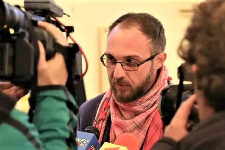 Taximetristul acuzat că l-a lovit pe scriitorul clujean Gabriel Bota susține că el a fost cel AGRESAT fizic și verbal