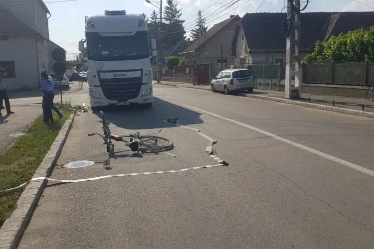 Neatenția în trafic poate costa! Un biciclist clujean a ajuns la spital după ce a fost lovit de TIR FOTO