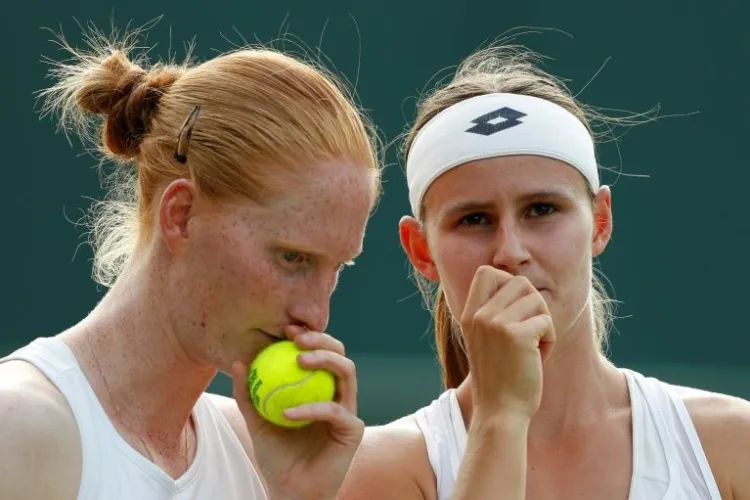 Momentul în care două jucătoare de tenis se sărută pe teren, la finalul partidei FOTO