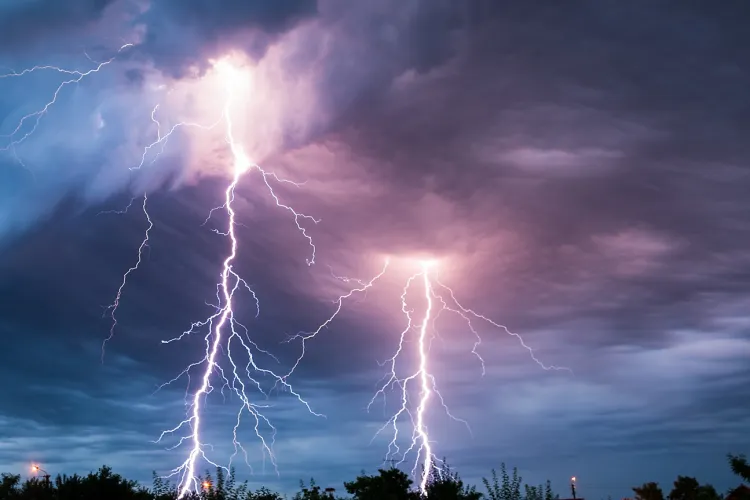 Casă din județul Cluj lovită de trăsnet. A ars ca un chibrit - FOTO