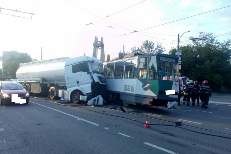 Tramvai deraiat pe Bulevardul Muncii! L-a lovit o cisternă - FOTO