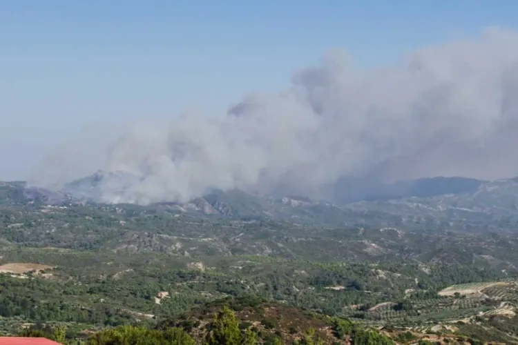 MAE avertizează românii care călătoresc în Grecia: Risc ridicat de incendii de vegetaţie pentru insula Rhodos