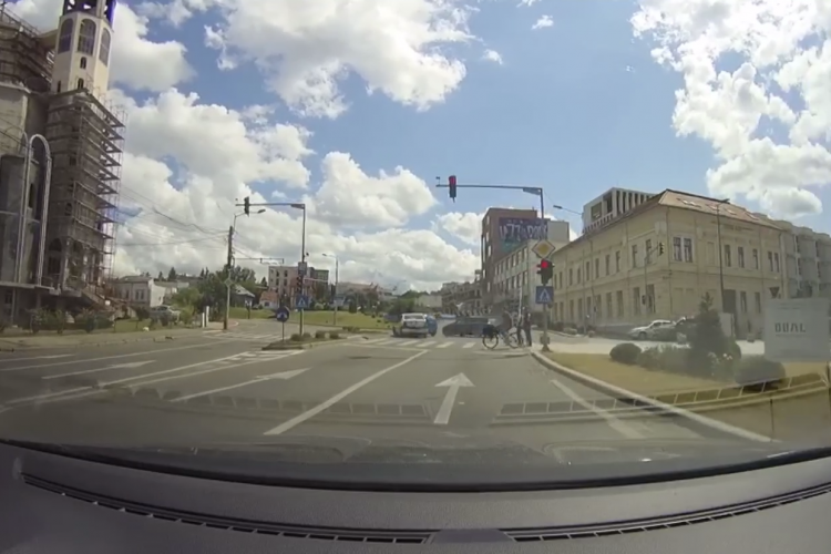 Accident surprins ”LIVE” în Piața Cipariu. Un șofer a forțat culoarea roșie a semaforului VIDEO