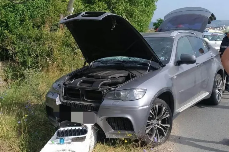 Un BMW a intrat într-un cap de pod la ieșire de pe Borhanci spre satul Gheorgheni