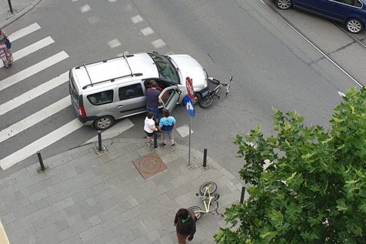 Accident pe strada Horea! Un copil a fost lovit în timp ce mergea pe bicicletă FOTO