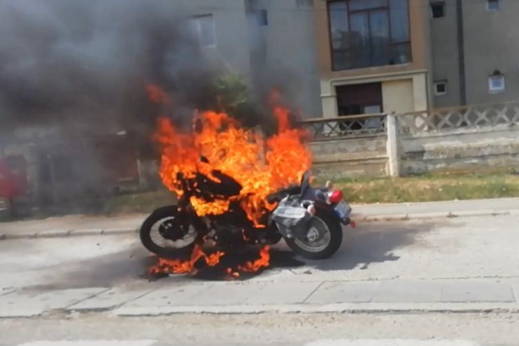 Motocicletă în flăcări în Apahida - VIDEO