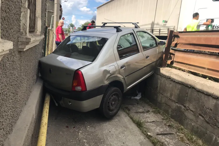 Accident în Dej! A fost proiectat cu Loganul într-o casă - FOTO