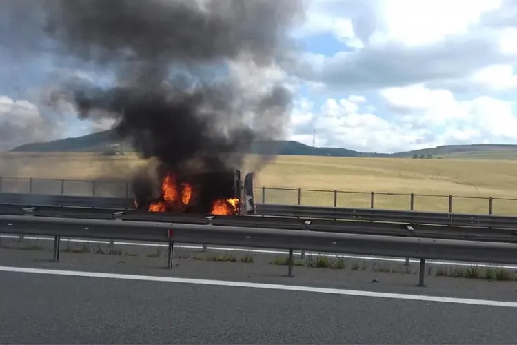 Autoturism în flăcări pe Autostrada A3 FOTO