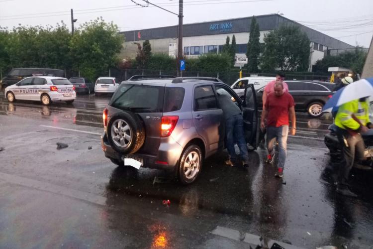 Accident pe Bulevardul Muncii! Trei persoane au fost rănite - FOTO