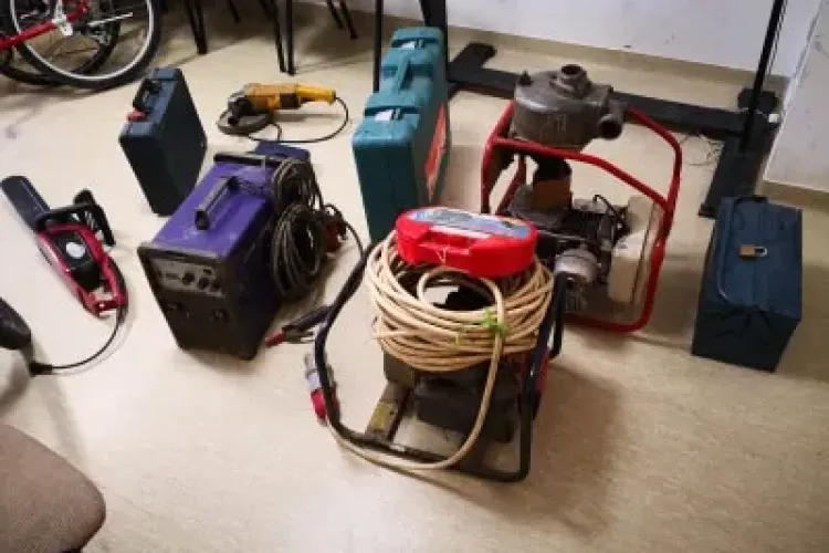 Spărgători de locuințe, reținuți de polițiști la Cluj! Au furat scule de câteva mii de euro FOTO