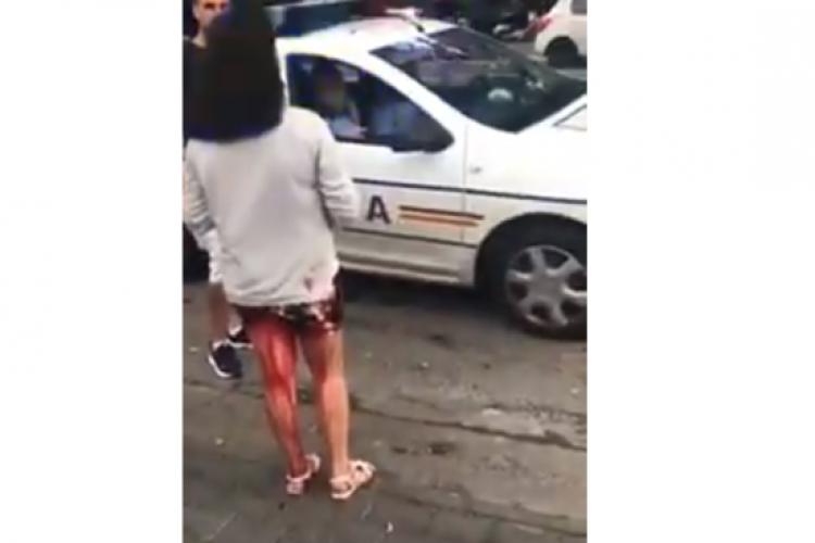 Fată plină de sânge în Galați, iar polițiștii asistă pasiv şi nu o ajută - VIDEO