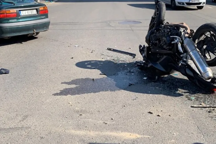 Accident grav în Mărăști, la intrat în Kaufland. Un motociclist s-a izbit violent de un autoturism - FOTO
