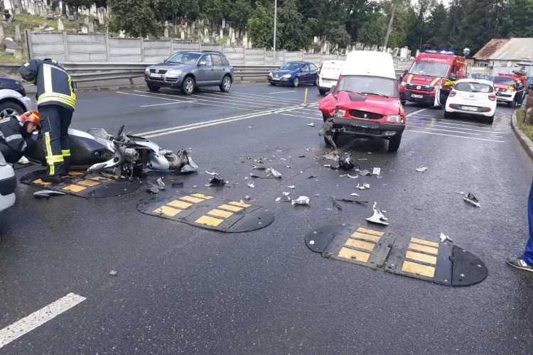 Accident grav pe Calea Turzii! Un șofer a lovit în plin un scuterist FOTO