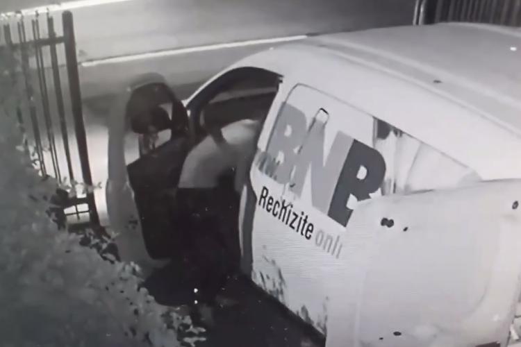Hoț la bustul gol, surprins de camere în timp ce fură dintr-o mașină la Cluj VIDEO