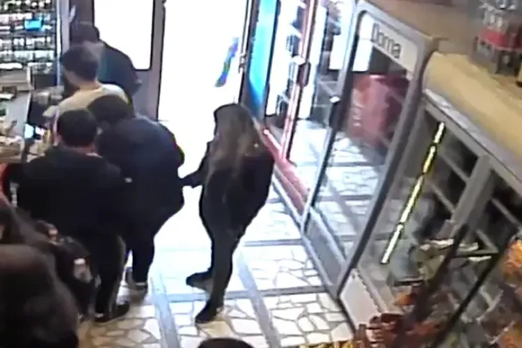 Hoațele minore care terorizează Clujul surprinse de camere în timp ce fură un telefon din ghiozdan. Cum acționează VIDEO