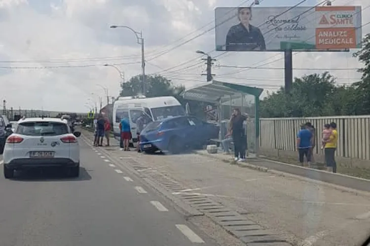 Accident în Sânnicoara! Aproape au demolat o stație de autobuz - FOTO