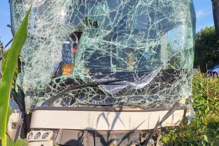 Accident grav între Cluj și Bihor: Un autoturism s-a ciocnit cu un autocar - FOTO