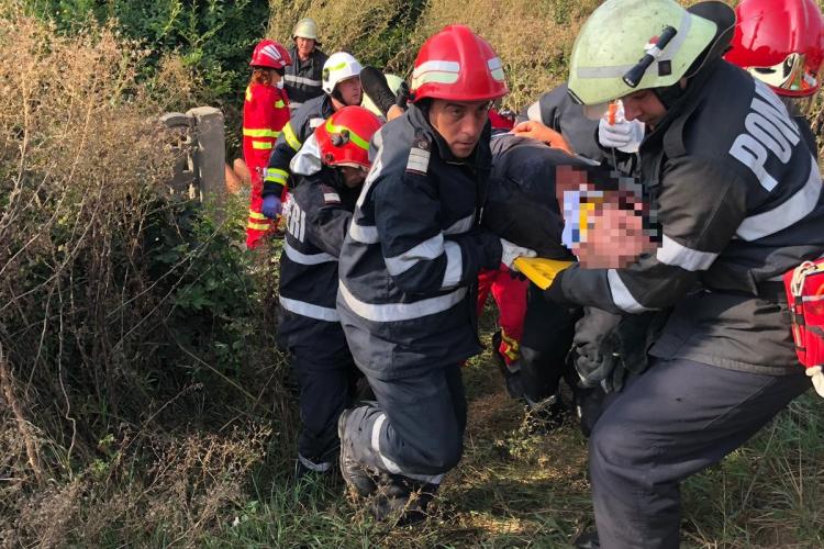 O mașina a ”zburat” în curtea școlii din Căianu Vamă. Localnicii au intervenit - FOTO