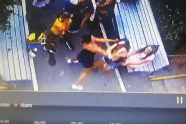 Turda: Două fetițe bătute de o femeie în fața unui bloc - VIDEO