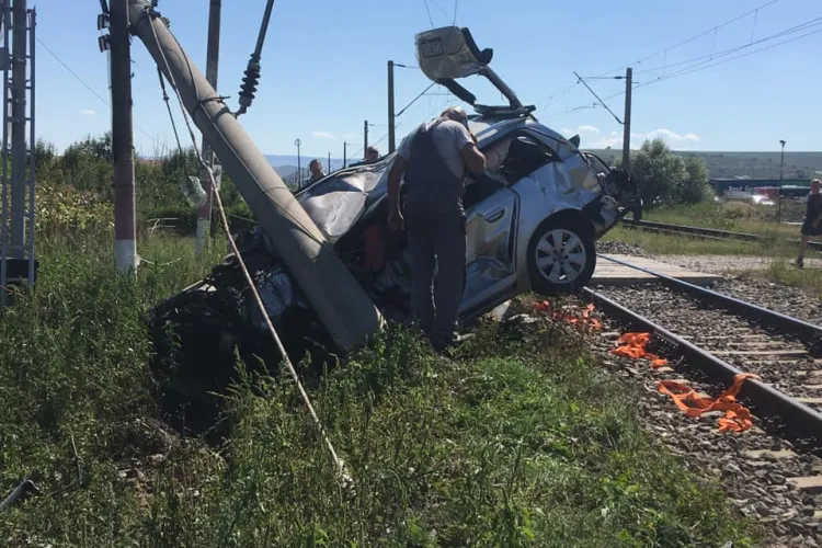 Accident la Jucu de Mijloc. Mașină lovită de tren - FOTO