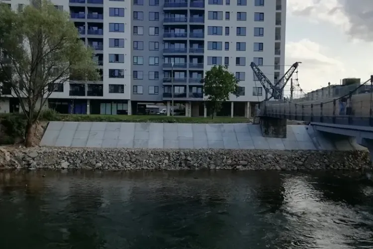 Comparație Podul Porțelanului vs blocul privat din spate! Care credeți că se construiește mai repede? - FOTO