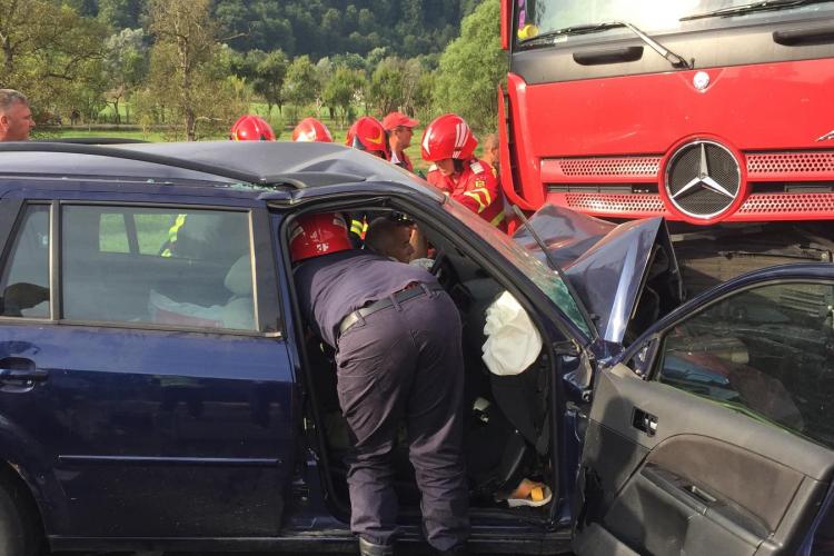 Accident grav la Bucea, spre Oradea. A intrat sub un TIR, după ce ar fi adormit - FOTO / Șoferul a murit