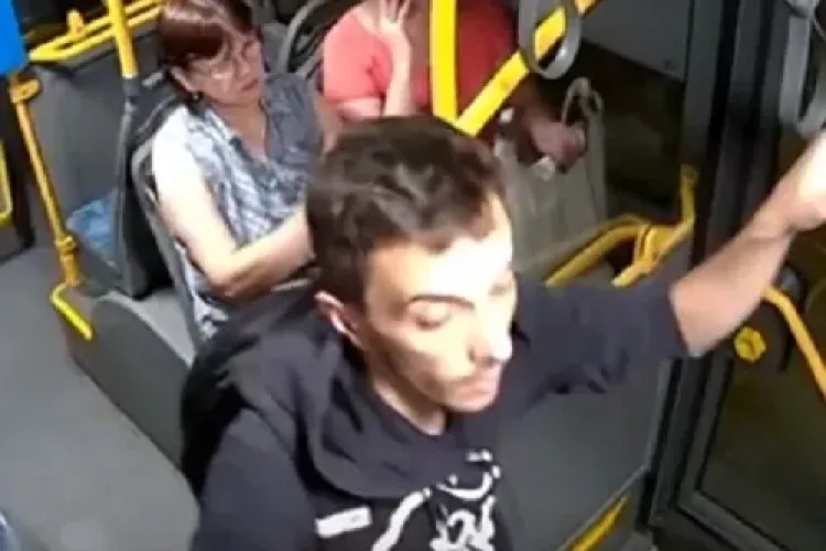 Cluj: Tânăr vandalizează un autobuz electric. Ce pedeapsă merită? - VIDEO