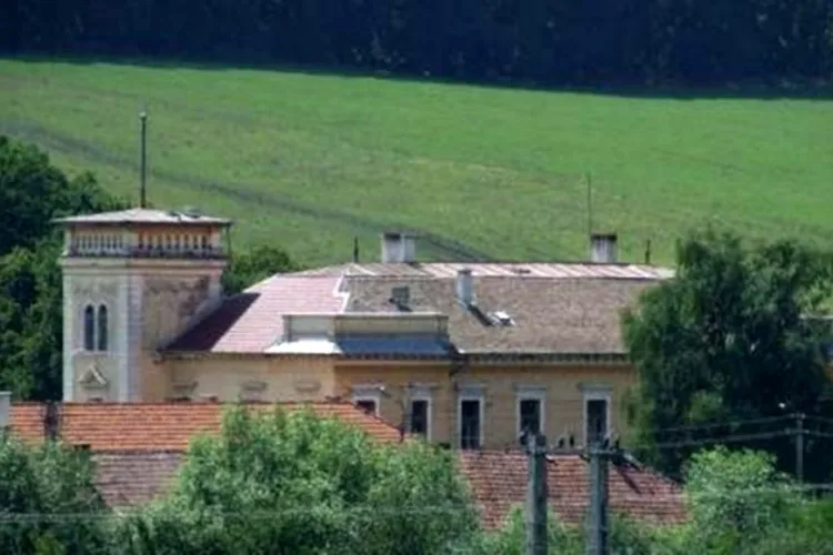 Biserica Reformată încasează chirie ”fără jenă” (7000 de lei), pentru clădirea ruină a Spitalului de la Borșa - VIDEO