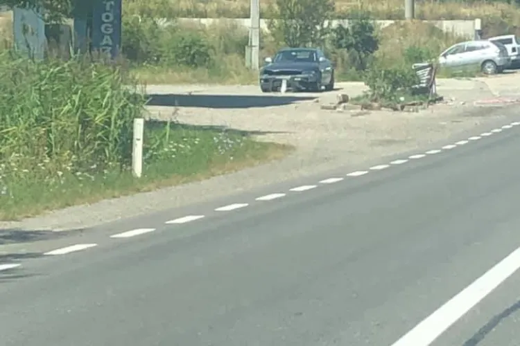 Mașină cu volan pe dreapta, la un pas de face ravagii la intrare în Huedin - FOTO