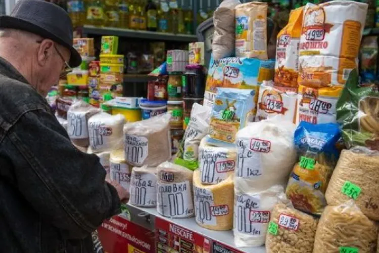 Alimentele de bază s-au scumpit cu 20%