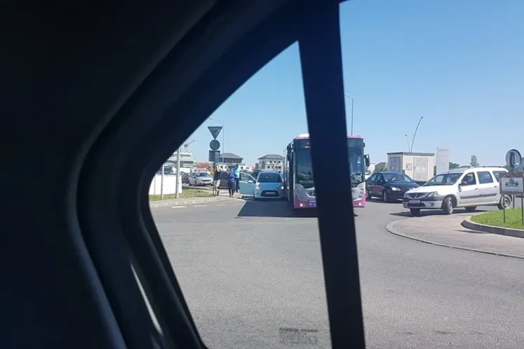 Accident pe Calea Turzii. Oare cum a reușit manevra asta? - FOTO