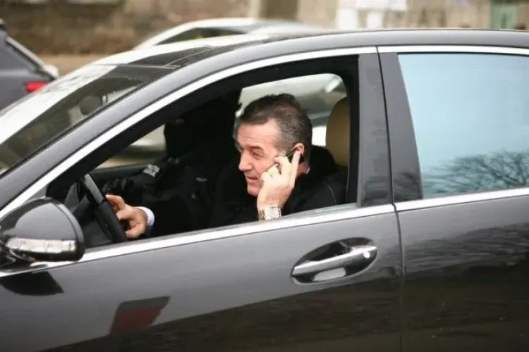 Gigi Becali oprit de poliţie în timp ce dădea declaraţii după meciul dintre FCSB şi Guimaraes