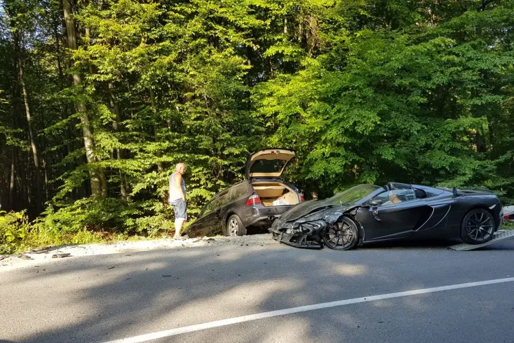 Un McLaren de 100 de mii de euro s-a făcut PRAF în Făget. A tăiat curba - FOTO