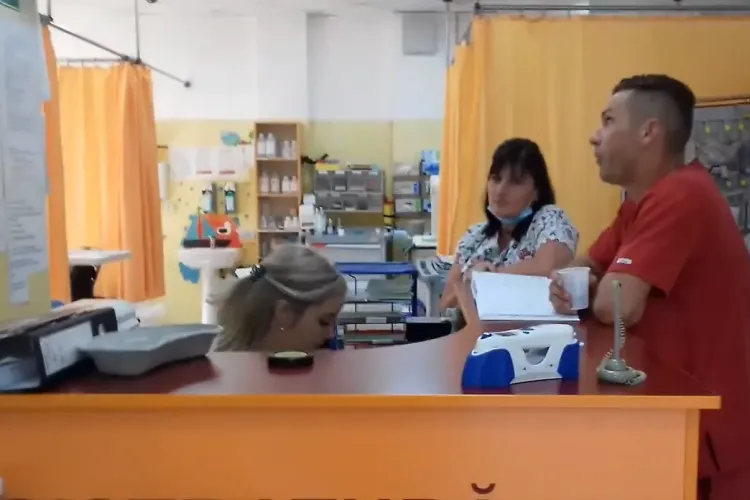 Scandal la UPU Copii Cluj. Copil cu capul spart ținut 40 de minte în sala de așteptare. Un părinte nu a mai suportat și a intrat peste medici - VIDEO