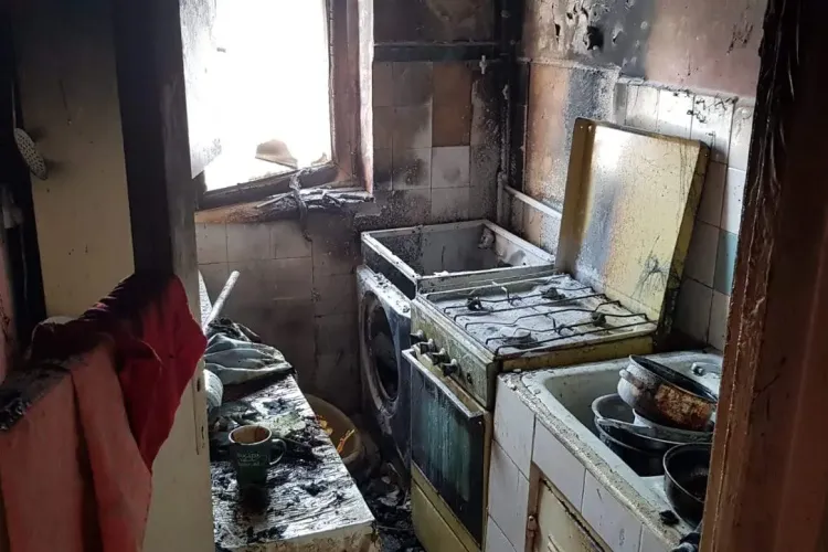 Incendiu la un apartament din Turda, pe strada Zorilor. Inconștiență maximă - FOTO