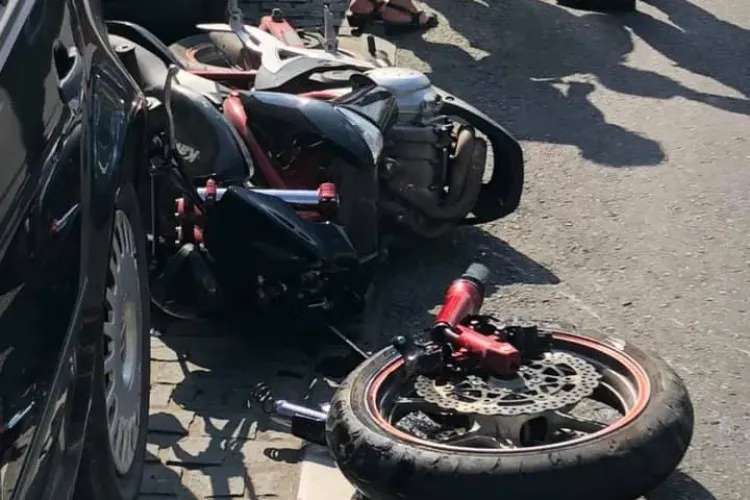 Accident pe Eroilor! Un motociclist beat și drogat a intrat într-o masina care iesea din parcare - FOTO